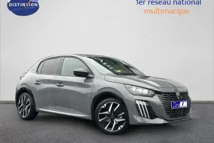 Peugeot 208 1.2 Hybrid 110ch GT gris métallisé vue 3/4 avant avec jantes alliage distinctives et calandre noire.