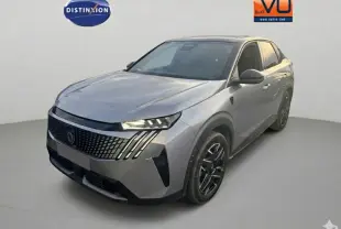 Peugeot 3008 Hybrid gris clair en 3/4 avant droit, avec jantes alliage 19 pouces et feux LED allumés.