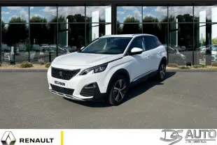 Peugeot 3008 blanc en 3/4 avant droit, stationné devant une vitrine reflétant des arbres et véhicules.