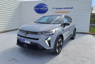 Renault Captur 2025 gris Rafale métal avec toit noir, vue 3/4 avant droit, calandre et phares LED distinctifs.