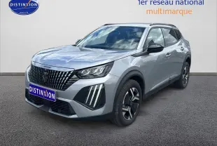 Peugeot 2008 gris artense en 3/4 avant droit avec calandre distinctive et jantes alu bicolores.