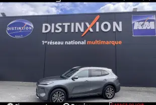Vue de profil côté gauche du SUV GEELY STARRAY 1.5 EM-I PHEV Max+ gris métallisé devant un mur noir avec logo Distinxion.