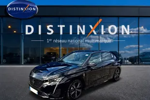 Peugeot 308 1.2 hybrid 145 GT noir vue 3/4 avant, jantes alliage et calandre distinctive sous un ciel bleu.