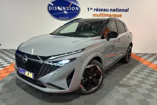 Nissan Qashqai gris céramique métal en 3/4 avant droit, avec jantes noires et toit panoramique visible.