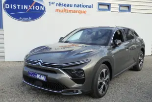 Citroën C5 X gris platinum en 3/4 avant droit, avec calandre distinctive et jantes modernes visibles.