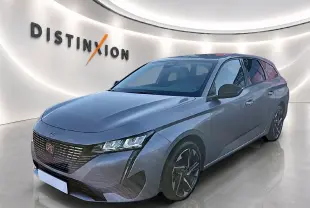 Peugeot 308 SW gris artense vue 3/4 avant droit, avec calandre noire et jantes alliage distinctives.