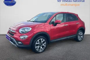 Vue 3/4 avant droite d'un FIAT 500X rouge avec jantes alu et barres de toit noires sur fond neutre.