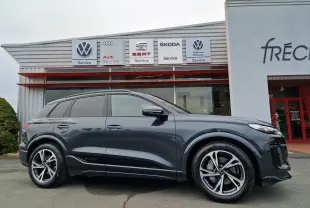 Audi Q6 e-tron Performance S-Line gris Manhattan vue de profil côté gauche, avec jantes alliage distinctives.