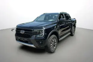 Ford Ranger PHEV noir agate en 3/4 avant droit, avec jantes alu et marchepieds visibles sur fond neutre.