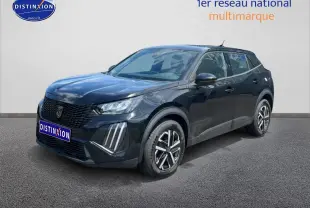 Peugeot 2008 noir en 3/4 avant droit, avec calandre distinctive et jantes alliage modernes.