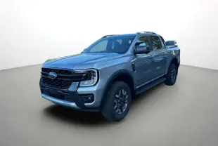 Ford Ranger PHEV gris iconic en 3/4 avant droit, double cabine avec barres de toit et jantes alu noires.