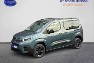 Citroën Berlingo M-Plus bleu Libeccio vu en 3/4 avant droit avec jantes noires et vitres teintées.