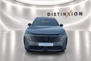 Peugeot 5008 Hybrid 145 allure e-dcs6 gris artense vue de face avec calandre distinctive et éclairage LED vertical.