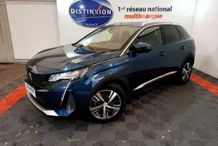 Peugeot 3008 hybride bleu en 3/4 avant droit, avec jantes alliage et calandre noire distinctive.