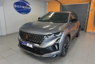 Renault Austral E-Tech gris schiste en 3/4 avant droit, avec calandre noire et jantes alliage noires.