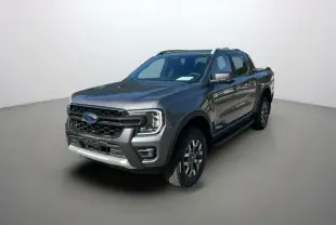Ford Ranger PHEV gris carbone en 3/4 avant droit, avec calandre noire et jantes alu 18 pouces visibles.