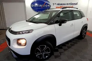 Citroën C3 Aircross blanc vue 3/4 avant droit, feux avant allumés et jantes noires distinctives.