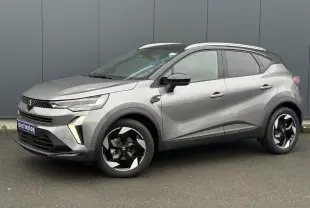 Renault Captur TCE 100 Techno gris Cassiopée/Noir en 3/4 avant droit, avec jantes alu diamantées noires et railing de toit alu.