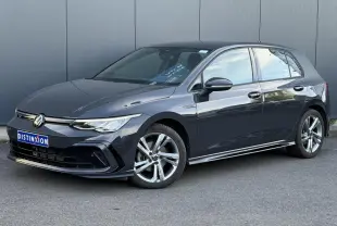 Volkswagen Golf 8 R-Line gris Urano vue 3/4 avant droit, avec jantes alliage et calandre noire laquée.
