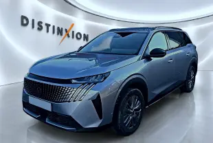 Peugeot 5008 Hybrid 145 allure e-dcs6 gris artense en 3/4 avant droit, avec calandre distinctive et jantes alu.