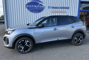 Peugeot 2008 Hybrid 145 GT gris Artense toit noir, vue de profil côté gauche, jantes alliage bicolores.