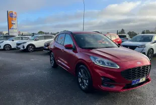 Ford Kuga 1.5 EcoBoost ST-Line rouge Lucifer en 3/4 avant droit, avec calandre et jantes spécifiques ST-Line visibles.