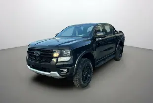 Ford Ranger 2025 noir shadow en 3/4 avant droit, avec calandre noire et pneus tout-terrain marqués.