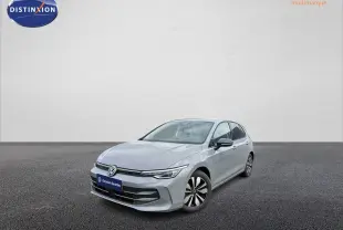 Volkswagen Golf 1.5 eTSI gris vue 3/4 avant, avec jantes alliage et phares LED distinctifs.