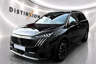 Peugeot 5008 Hybrid 145 GT noir en 3/4 avant, avec calandre distinctive et jantes alliage noires.