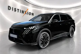 Peugeot 5008 Hybrid 145 GT noir en 3/4 avant droit, avec jantes alu noires et calandre distinctive moderne.