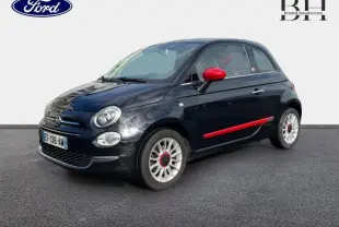 Vue 3/4 avant droite d'une Fiat 500 noire avec détails rouges sur les rétroviseurs et bas de porte.