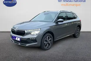 Vue 3/4 avant droite d'un Skoda Kamiq gris graphite métal avec jantes alliage et calandre noire distinctive.