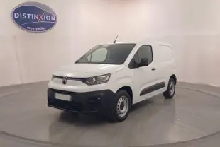 Citroën Berlingo Van blanc en 3/4 avant droit, avec protections latérales noires et jantes acier simples.