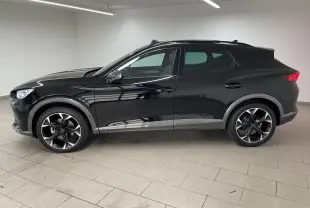 Vue latérale gauche d'un CUPRA Formentor 1.5 TSI 150 DSG7 VZ-LINE noir minuit avec jantes alliage distinctives.