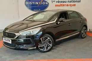 DS5 BlueHDi 180 noire vue 3/4 avant droit, avec jantes alliage distinctives et rétroviseurs ton caisse électriques.