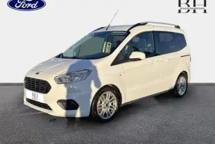 Ford Tourneo Courier blanc glacier en 3/4 avant droit, avec jantes alu et barres de toit visibles.