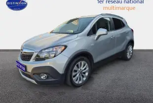 Opel Mokka gris astéroïde en 3/4 avant droit avec jantes alu et calandre chromée visible.