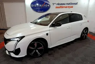 Peugeot 308 PHEV 180 GT blanc vue 3/4 avant droit, avec phares LED et jantes noires distinctives.