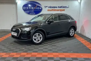Audi Q3 35 TFSI noir vue 3/4 avant droit dans un showroom avec sol à damier gris et orange.