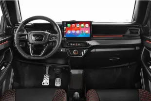 Vue frontale de l’habitacle noir et rouge du Ligier JS50 2026 avec écran tactile central et volant multifonctions.