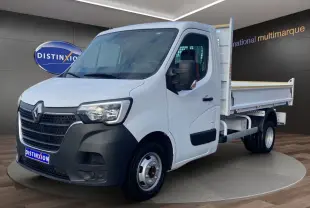 Renault Master blanc en vue 3/4 avant droit, benne arrière ouverte et pare-chocs avant noir mat.