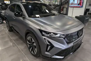 Vue 3/4 avant droite du Renault Rafale gris schiste satin avec calandre noire texturée et phares LED distinctifs.