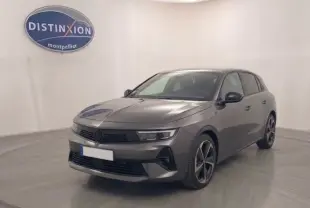 Opel Astra 1.5 Diesel 130 ch gris vue 3/4 avant droit en intérieur avec jantes alliage distinctives.