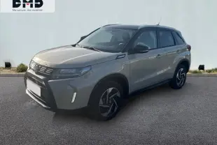 Suzuki Vitara 1.4 Boosterjet Hybrid 2026 en 3/4 avant, couleur Savanna Ivory avec toit noir et jantes alu distinctives.