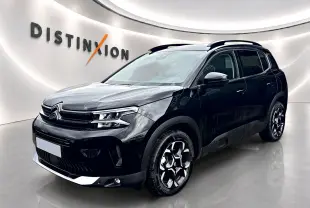 Citroën C5 Aircross noir vue 3/4 avant droit avec jantes alu et barres de toit en showroom.