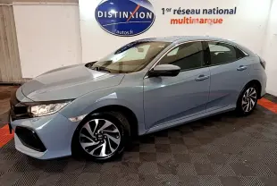 Honda Civic 1.0 i-VTEC Exclusive gris foncé vue 3/4 avant droit dans un showroom avec logo Distinxion.