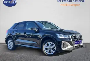 Audi Q2 noir vue 3/4 avant droit, avec jantes alu et calandre hexagonale distinctive.