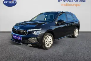 Vue 3/4 avant droite d'un Skoda Kamiq noir magique métal 2024 avec calandre distinctive et jantes alliage.
