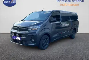 Vue 3/4 avant droite d’un Citroën Jumpy gris titane métal, fourgon long avec calandre noire et jantes foncées.