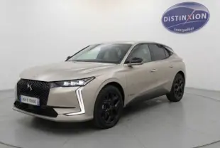 DS4 Hybride E-Tense 225 gris vue 3/4 avant, avec calandre noire distinctive et jantes noires, en studio blanc.